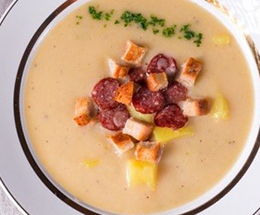 Картофельный суп с копчёным беконом и луком-пореем