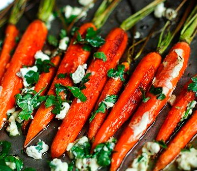 Запечённая морковь с травами и сыром